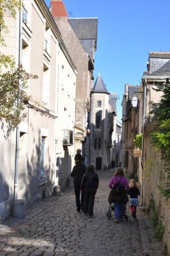 Ambiance urbaine patrimoniale du coeur historique d'Angers en grand format (nouvelle fenêtre)