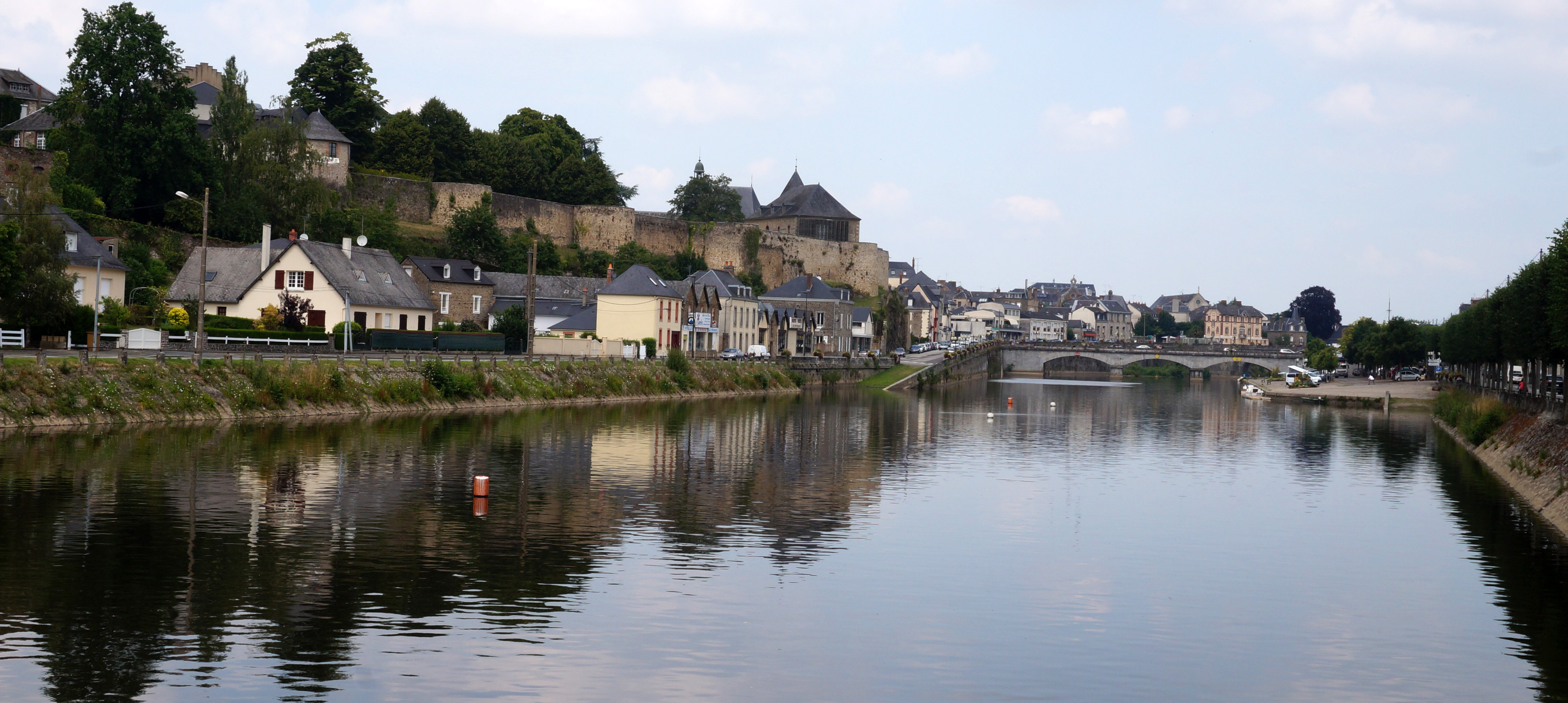 Paysage urbain patrimonial de Mayenne s'étageant sur la vallée (Mayenne) en grand format (nouvelle fenêtre)