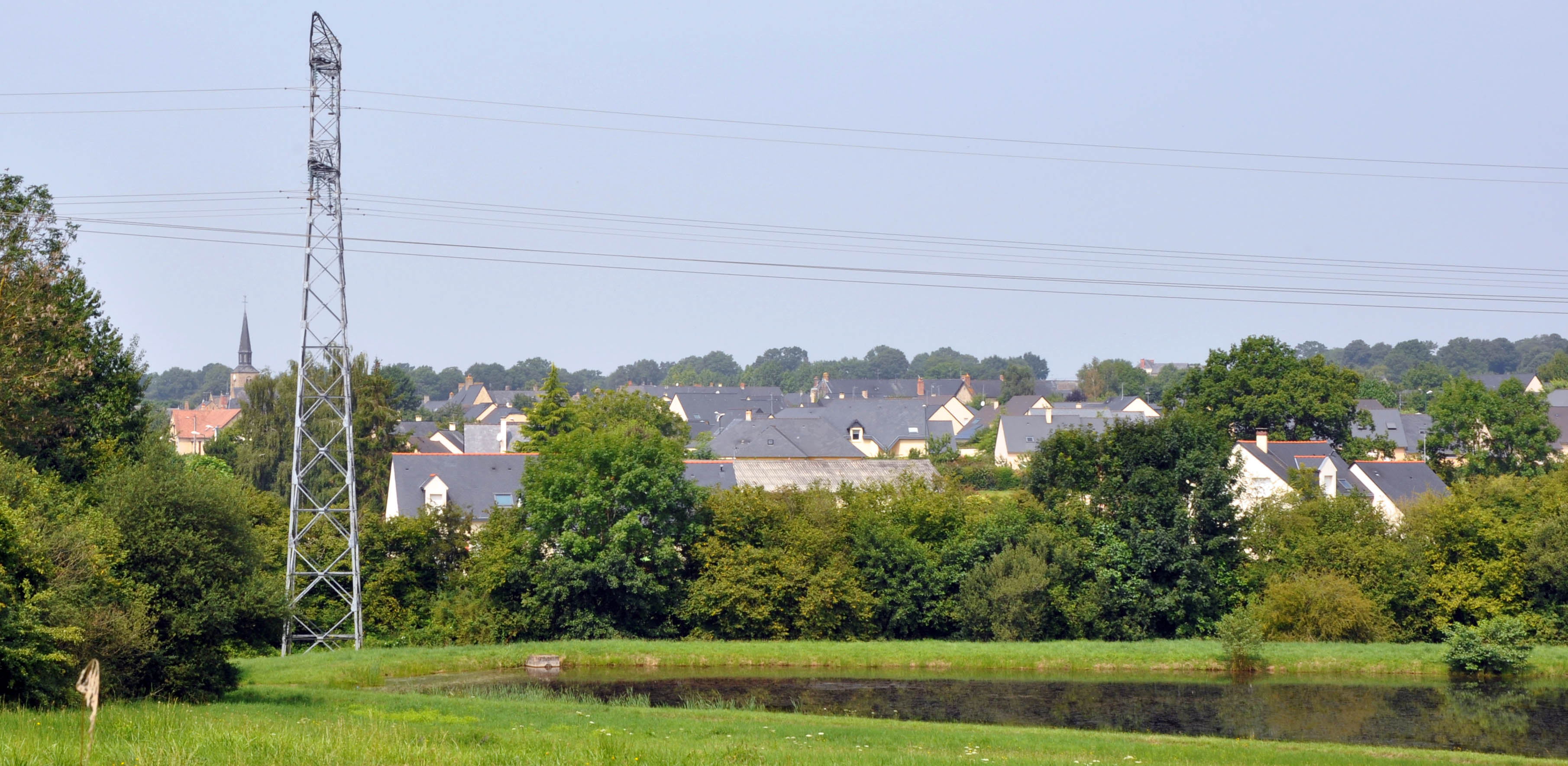 Une pression urbaine pavillonnaire lisible sur les bourgs proches de l'axe Laval – Mayenne (Martigné-sur-Mayenne) en grand format (nouvelle fenêtre)