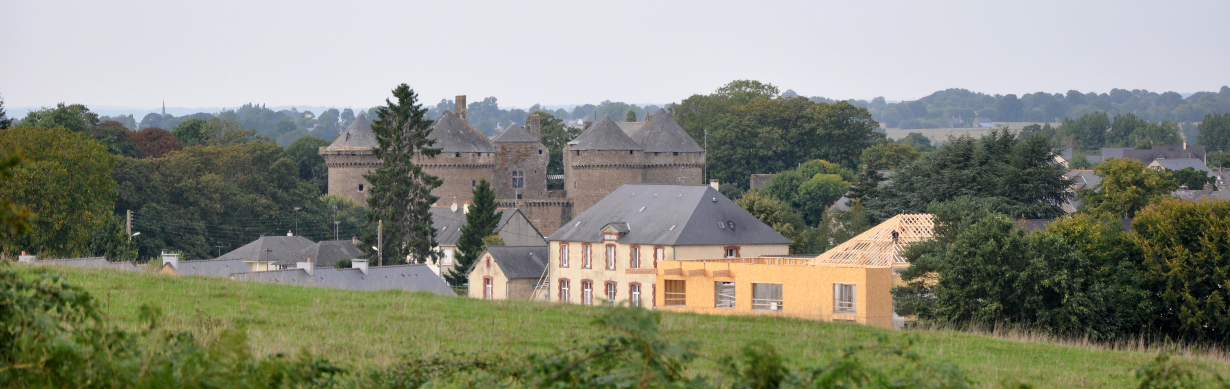 Lassay-les-Châteaux, un repère médiéval sur le plateau et un passage obligé entre Maine et Normandie en grand format (nouvelle fenêtre)