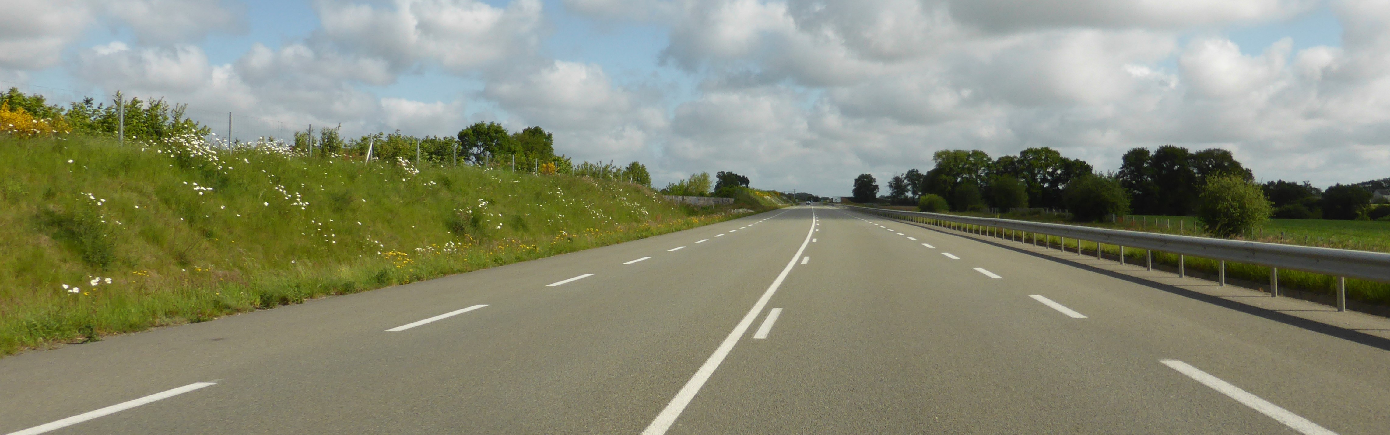 L'axe de contournement de Mayenne est accompagné d'un talus qui limite les rapports de covisibilité et donc la perception des franges de la ville (Mayenne - 2015) en grand format (nouvelle fenêtre)