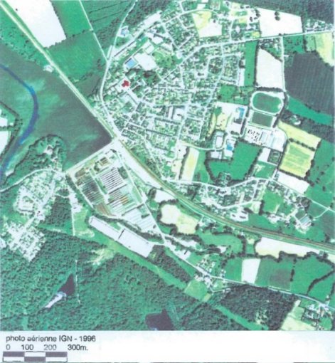 (Source : CERESA, Atelier TRIGONE. Atlas des paysages de la Mayenne. Tome 3 : études de cas. DIREN Pays-de-la-Loire, DDE Mayenne, 1999. IGN 1996) en grand format (nouvelle fenêtre)