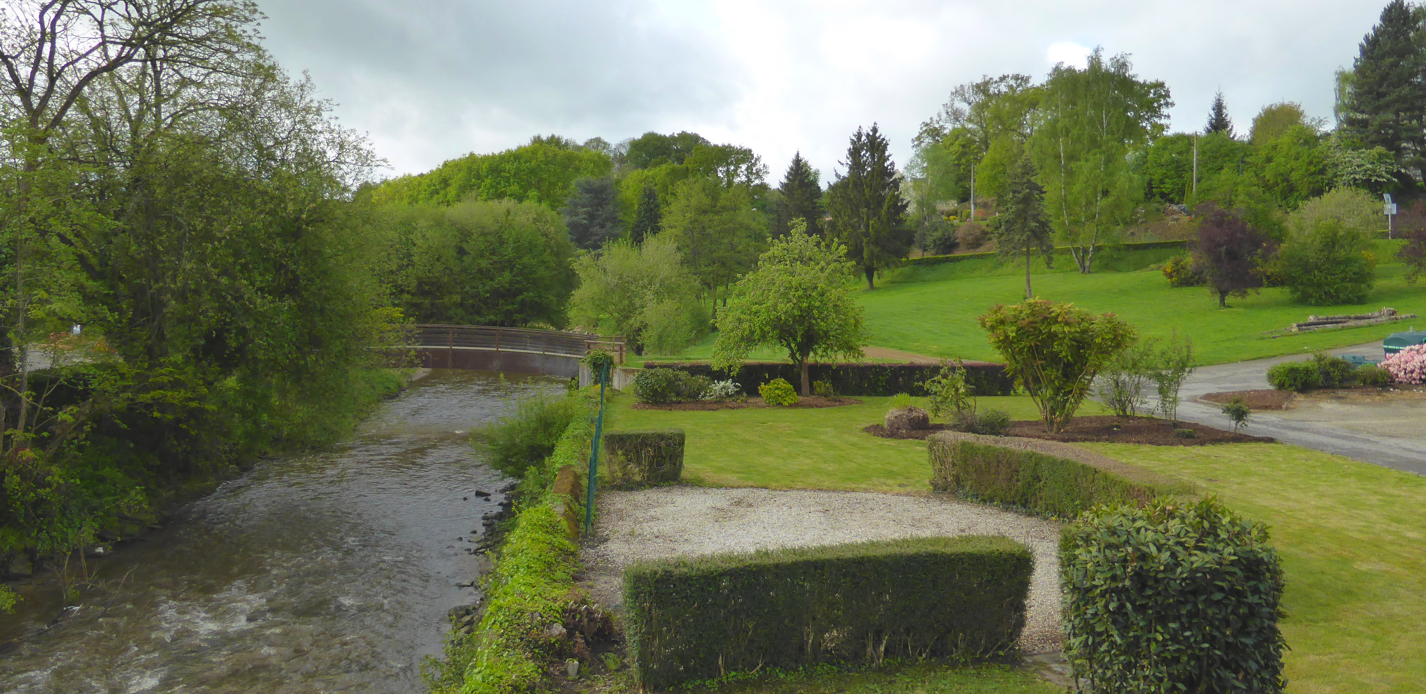 A Gorron, l'aménagement d'un parc paysager aux abords de la Colmont favorise une meilleure accessibilité et appropriation de la vallée (Gorron – 2015) en grand format (nouvelle fenêtre)