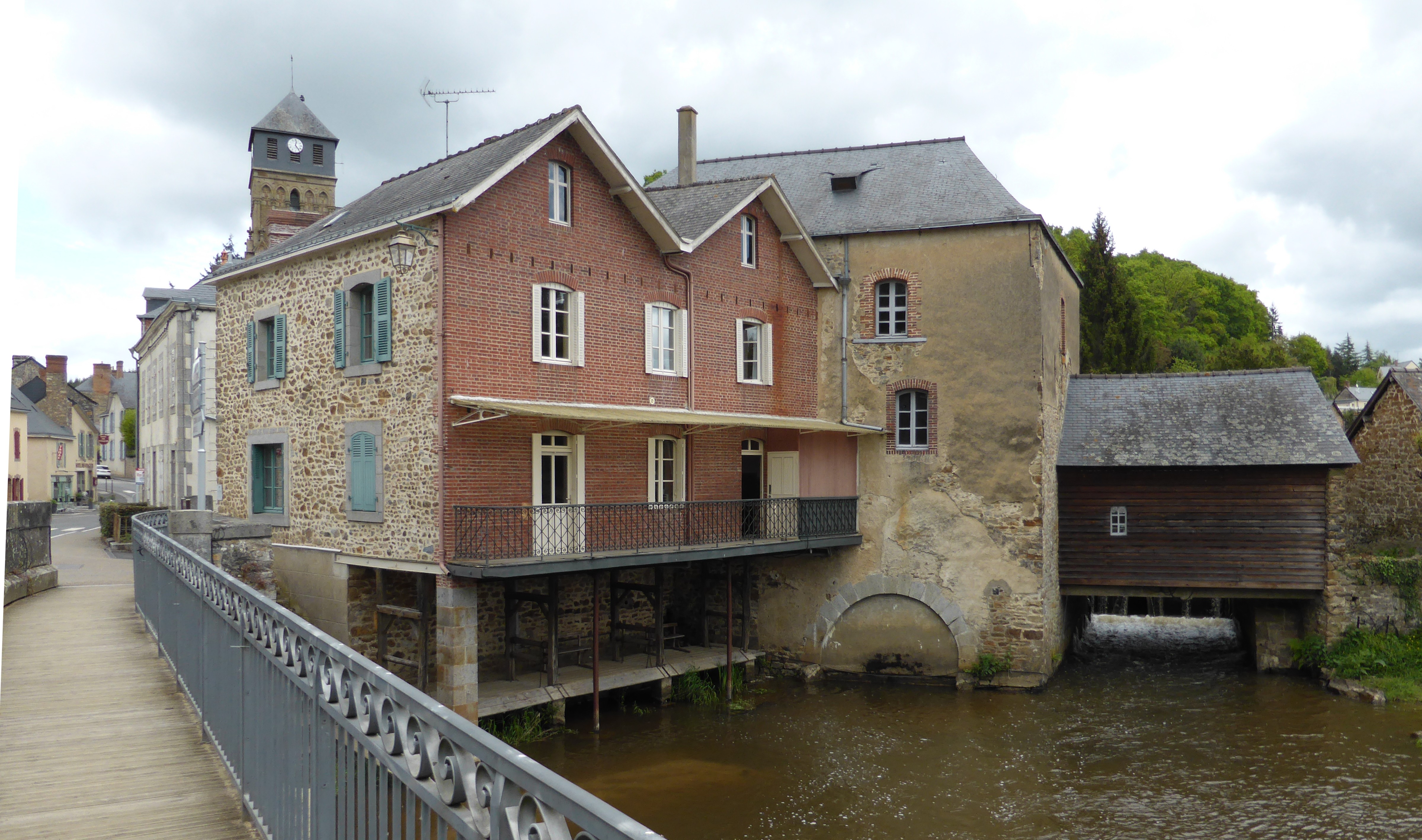 La réhabilitation du patrimoine ancien lié à l'eau participe à la valorisation des centres historiques (Chailland) en grand format (nouvelle fenêtre)