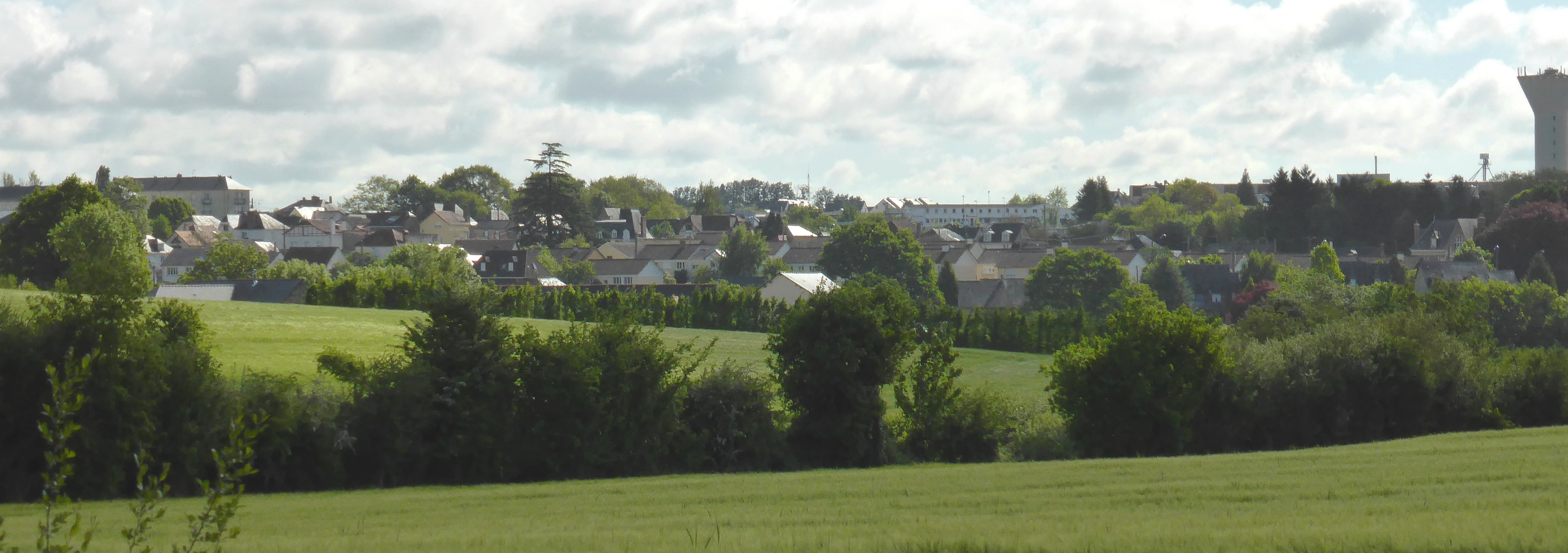 Les développements urbains de Mayenne sont visibles depuis l'autre rive de la rivière (Saint-Baudelle – 2015) en grand format (nouvelle fenêtre)