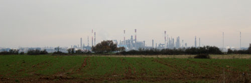 Paysage industrialo-portuaire de Donges en second plan vu depuis Corsept et son paysage agricole au premier plan en grand format (nouvelle fenêtre)