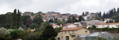 Étagement du vieux bourg de Pouzauges sur les collines du haut bocage vendéen en grand format (nouvelle fenêtre)