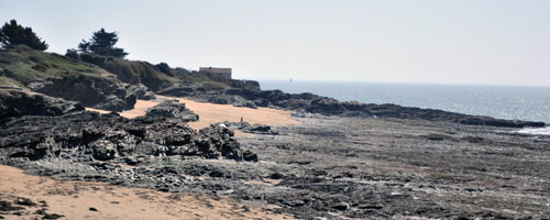 Falaise et estran rocheux sur la côte sauvage de Préfailles Pornic en grand format (nouvelle fenêtre)