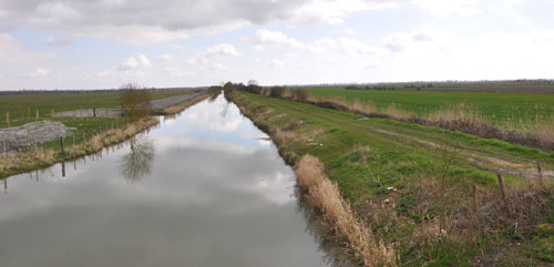 Canal : Les canaux, des conduites linéaires rectilignes dans les paysages de marais en grand format (nouvelle fenêtre)