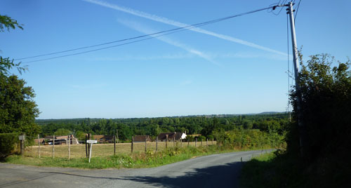 Vallée ample de la Sarthe permettant des vues lointaines et larges, parfois bloquées par la végétation en grand format (nouvelle fenêtre)
