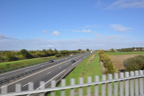Les autoroutes, des voies à grande vitesse permettant une traversée rapide des paysages régionaux en grand format (nouvelle fenêtre)