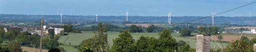 Des parcs éoliens se répondent visuellement de part et d'autre de la vallée de la Mayenne (Saint-Georges-de-Buttavent) en grand format (nouvelle fenêtre)