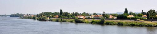 Levée habitée de la Divatte avec ses nombreuses cales donnant accès à la Loire, rythmée par le flux des marées (Saint-Julien-de-Concelles) en grand format (nouvelle fenêtre)