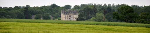 Château de la Houssaye, implanté sur le coteau arboré rive droite, dominant la Mayenne au coeur de son parc arboré, que l'on découvre depuis le plateau de l'aérodrome (Laval) en grand format (nouvelle fenêtre)