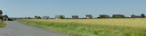 Avec l'ouverture progressive des paysages agricoles, les extensions pavillonnaires sont davantage perceptibles (Seiches-sur-le-Loir) en grand format (nouvelle fenêtre)