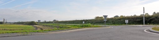 Des merlons routiers qui trahissent la présence dans le marais de la liaison RD 205 entre Challans et Saint-Jean-de-Monts en grand format (nouvelle fenêtre)