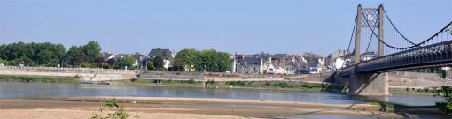 Une vieille ville sur la Loire avec le pont haubané comme repère (Ancenis) en grand format (nouvelle fenêtre)