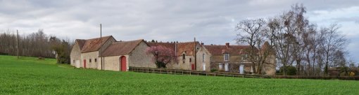 Un bâti rural massif qui s'organise contre la pente autour d'une cour exposée sud (Ailllières-Beauvoir) en grand format (nouvelle fenêtre)