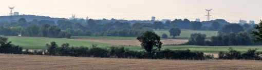 la silhouette urbaine de l'agglomération angevine qui marque l'horizon est des ondulations bocagères des marches entre Anjou et Bretagne (La Meignanne) en grand format (nouvelle fenêtre)