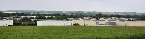 Impact majeur des zones à vocation industrielles au premier plan de la ville (Bonchamp-lès-Laval) en grand format (nouvelle fenêtre)
