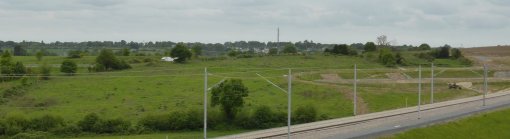 Au nord de Laval, l'aménagement de la ligne LGV reliant Le Mans et Rennes inscrit une nouvelle infrastructure dans le paysage auprès de l'A81 (Changé - 2015) en grand format (nouvelle fenêtre)