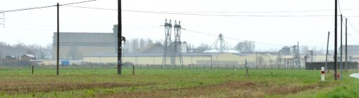 Entre silos, bâtiments techniques, entrepôts et lignes électriques, le secteur de la gare possède son propre paysage à l'ambiance industrielle (La-Chartre-sur-le-Loir – 2015) en grand format (nouvelle fenêtre)