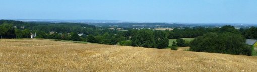 Des vues dominantes depuis les promontoires de la cuesta de Mézières ouvrant de larges panoramas sur la vallée de la Sarthe alternant avec les ambiances boisées fermées (La-Chapelle-Saint-Fray) en grand format (nouvelle fenêtre)
