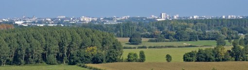 Frange urbaine et boisée de l'agglomération angevine vue depuis le site classé de la Roche de Murs (Murs-Erigné) en grand format (nouvelle fenêtre)