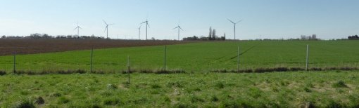 Un champ de 6 éoliennes situé sur les communes de Juillé, de Piacé et de Vivoin constitue désormais un nouveau repère dans le paysage de l'unité (Juillé – 2015) en grand format (nouvelle fenêtre)