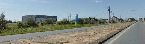 Les phénomènes de diffusion des bâtiments d'activités aux abords de la RD 323 entre Angers et Seiches-sur-le-Loir créé un paysage peu qualitatif (Corzé - 2015) en grand format (nouvelle fenêtre)