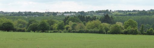 Le développement au niveau de Bazouges investit les plateaux surplombant la Mayenne (Fromentières - 2015) en grand format (nouvelle fenêtre)