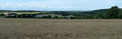 Perception lointaine de la ligne de crête du coteau rive gauche de la Loire et au loin, ligne bleue sur l'horizon des contreforts du Baugeois limitant le val d'Anjou (Fontevraud-L'Abbaye) en grand format (nouvelle fenêtre)
