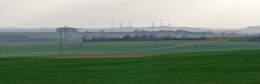 Eoliennes et pylônes électriques, des repères forts dans le paysage de la plaine (Vezot) en grand format (nouvelle fenêtre)