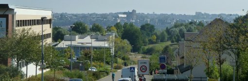 Perception de la silhouette caractéristique du centre historique dessinant l'horizon depuis le coteau ouest de la Sarthe (Le Mans) en grand format (nouvelle fenêtre)