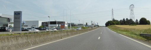 L'entrée ouest de Saumur aux abords de la RD 960 connaît un développement des activités économiques soutenu (Montreuil-Bellay - 2015) en grand format (nouvelle fenêtre)