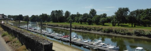 Entre parcours de golf, port de plaisance et aménagement d'une piste cyclable : les bords de Loire le long de la levée de La Divatte accueillent de plus en plus d'équipement à vocation récréative (La Chapelle-Basse-Mer - 2015) en grand format (nouvelle fenêtre)