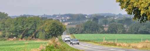 Perception de Loigné-sur-Mayenne en fond de perspective de la voie rectiligne dès la sortie nord-ouest de Château-Gontier en grand format (nouvelle fenêtre)