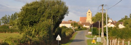 Des bourgs qui se démarquent du bocage des vallons par leurs couleurs chaudes (Saint-Christophe-en-Champagne) en grand format (nouvelle fenêtre)