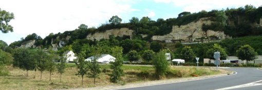 Coteau abrupt calcaire en amont de Saumur, investi par les troglodytes (Montsoreau) en grand format (nouvelle fenêtre)