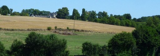 Un patrimoine de châteaux qui ponctue le paysage rural, discrètement enchâssé dans l'écrin de verdure des vallées et des boisements (Château de Coulans-sur-Gée) en grand format (nouvelle fenêtre)