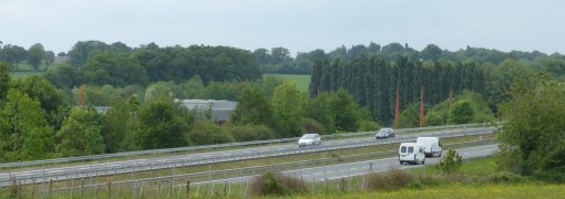 Au nord de Vaiges, une zone d'activités a été aménagée aux abords de l'autoroute A81. Elle est signalée par de grands cônes de couleur rouge très visibles depuis l'autoroute (Vaiges – 2015) en grand format (nouvelle fenêtre)