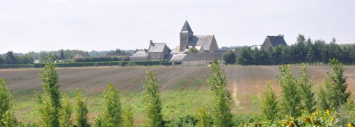 Silhouette du bourg de Chavaignes, assimilable à une ligne dominée par l'église en grand format (nouvelle fenêtre)