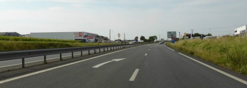 A Brissac, l'aménagement de la RD 748 en contournement est de la ville a favorisé le développement des activités économiques (Brissac-Quincé - 2015) en grand format (nouvelle fenêtre)