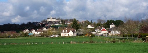 Montmirail, bourg promontoire dominant la vallée de la Braye, et les extensions de Melleray en contrebas de la butte en grand format (nouvelle fenêtre)