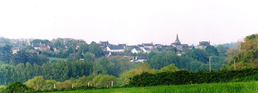Bourg de la Jaille-Yvon en promontoire sur la vallée de la Mayenne en grand format (nouvelle fenêtre)