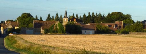 Bourg compact dans son écrin boise au coeur de la plaine cultivé (Saint-Victeur) en grand format (nouvelle fenêtre)