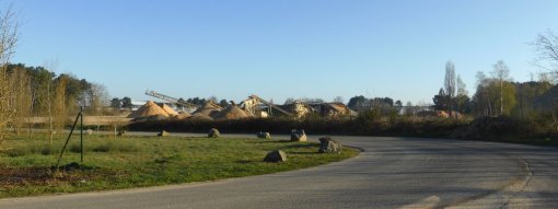 Dans le secteur de Champagné, les activités d'extraction des sables sont visibles dans le paysage avec notamment la multiplication des dômes de matériaux (Champagné - 2015) en grand format (nouvelle fenêtre)