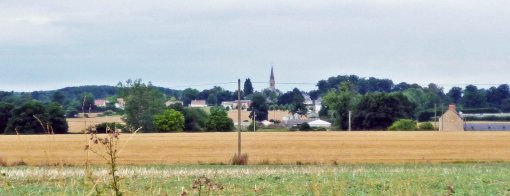 Le clocher de Saint-Symphorien, un repère dans le paysage de la plaine ouverte en grand format (nouvelle fenêtre)