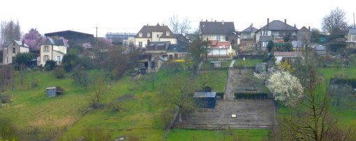 L‘urbanisation diffuse des coteaux crée une exposition forte des constructions et des jardins privatifs depuis les coteaux opposés à Saint-Calais (Saint-Calais) en grand format (nouvelle fenêtre)