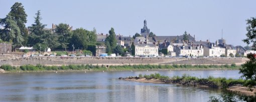 Quais et façade urbaine sur la Loire de la vieille ville d'Ancenis (Vue depuis la berge de Liré) en grand format (nouvelle fenêtre)
